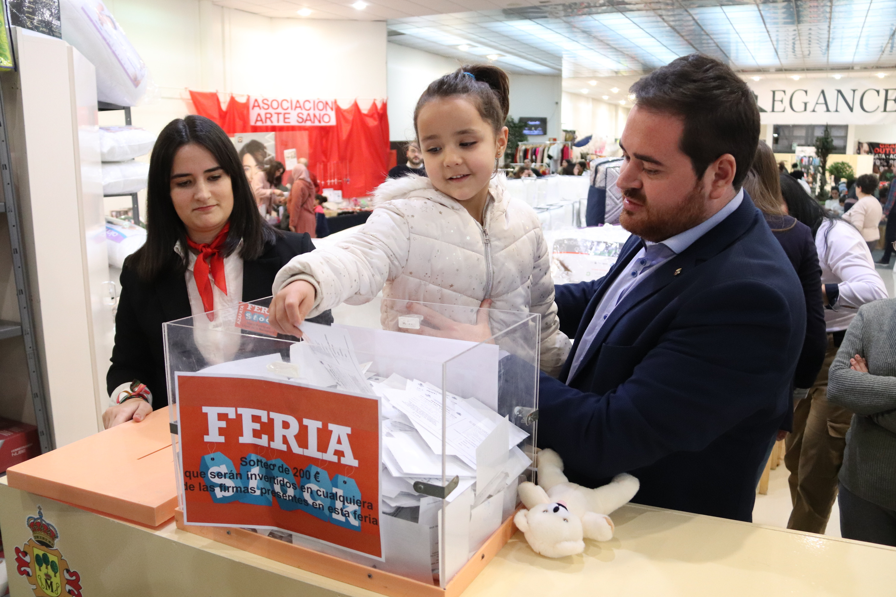 M S De Personas Visitan La Feria Del Stock Durante El Fin De Semana