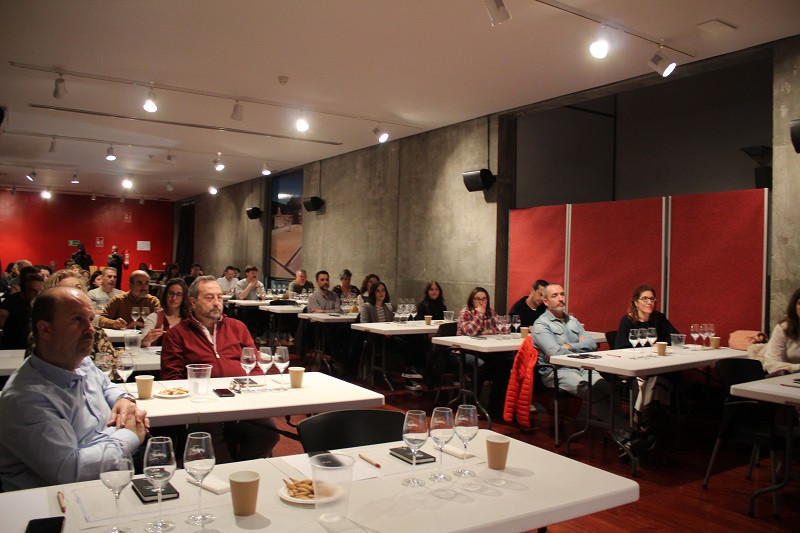 Medio Centenar De Asistentes Conocen Los Nuevos Vinos De Siete Bodegas