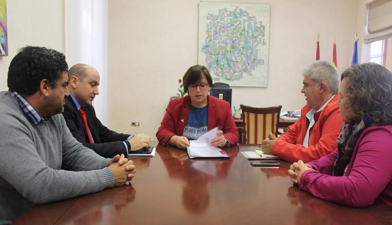 El Alcalde De Retuera Del Bullaque Analiza Con La Delegada De La Junta