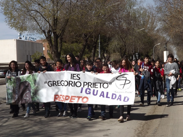 Más de 300 alumnos del IES Gregorio Prieto conmemoran el Día de la